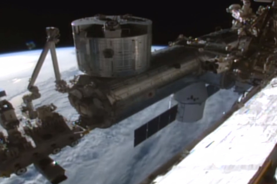 NASA Shuts Down the Live Stream When a Strange UFO Entered Earth’s Atmosphere (video)